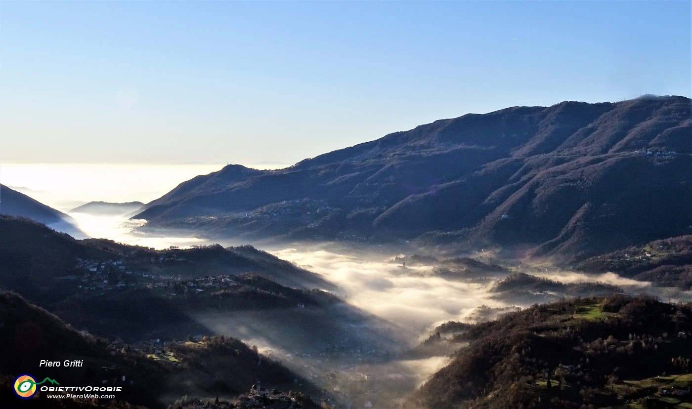 09 Salendo in auto a Fuipiano vista sulla Valle Imagna col fondovalle nella nebbia mattutina.JPG -                                